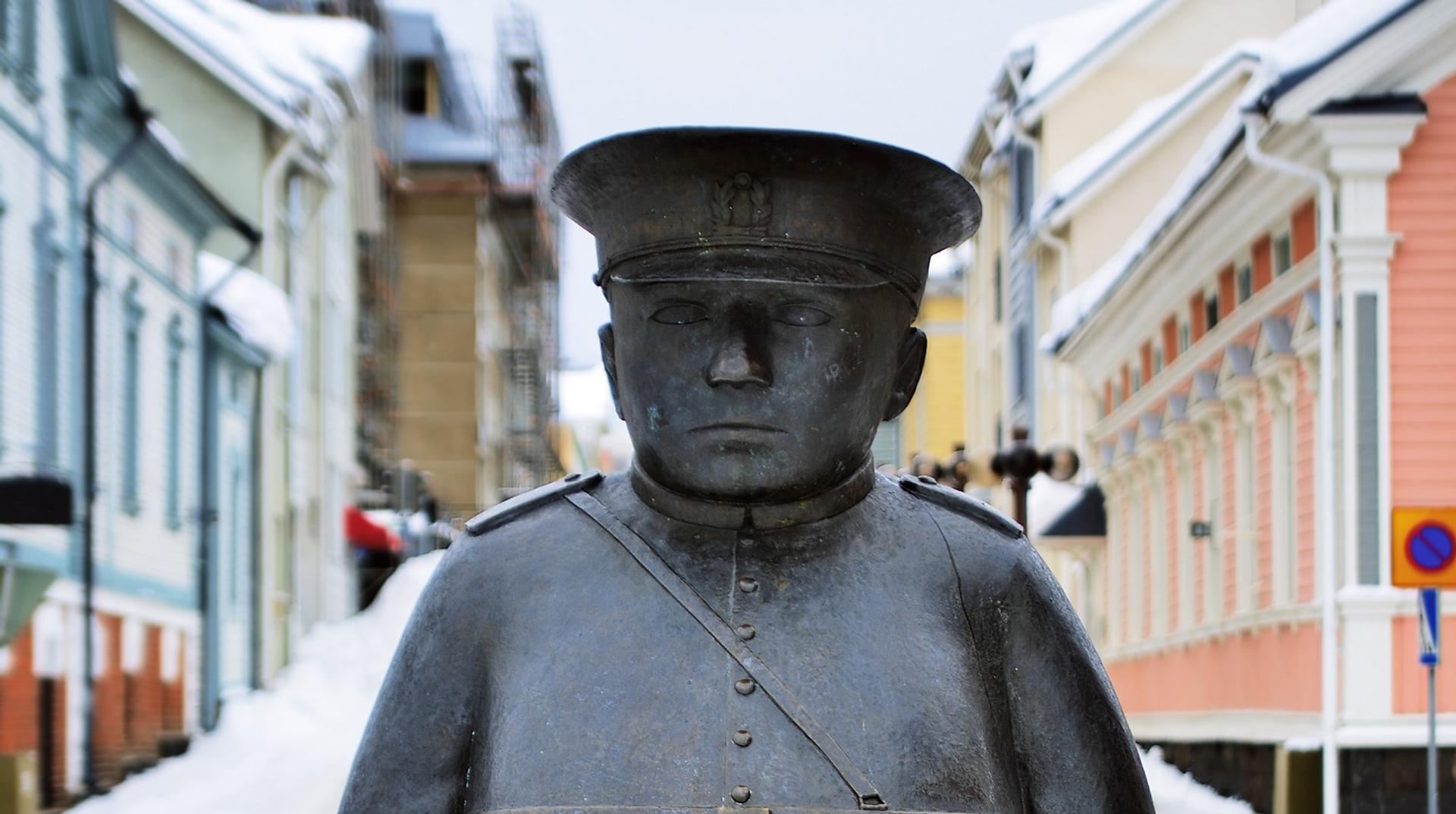 Paikallinen nuohouspalvelu Oulussa – kuvassa Oulun tunnettu maamerkki, Toripolliisi-patsas talvisella torilla.