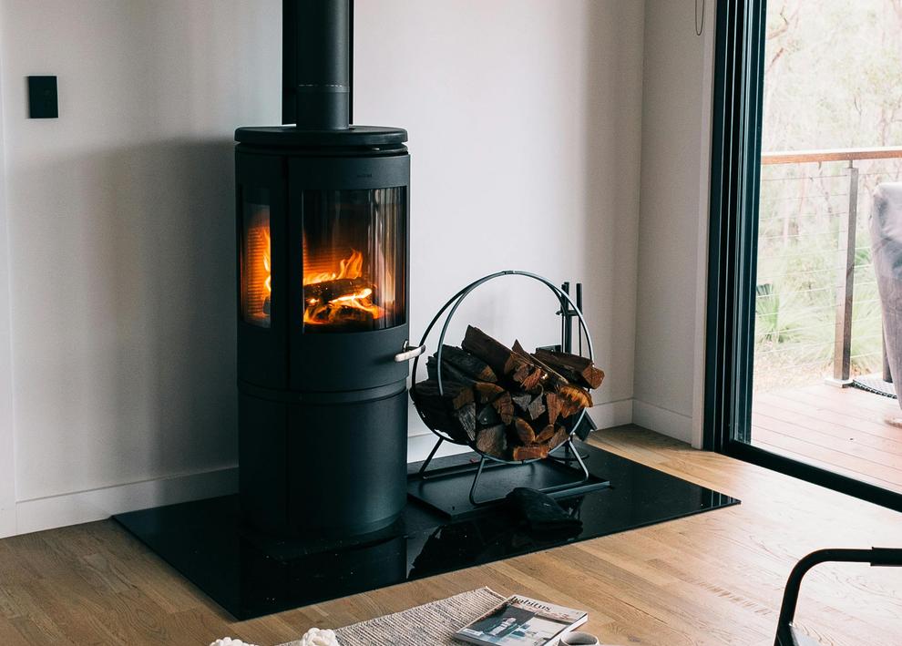 Säännöllisesti nuohottu moderni takka palaa puhtaasti ja turvallisesti, luoden lämmintä tunnelmaa kotiin.